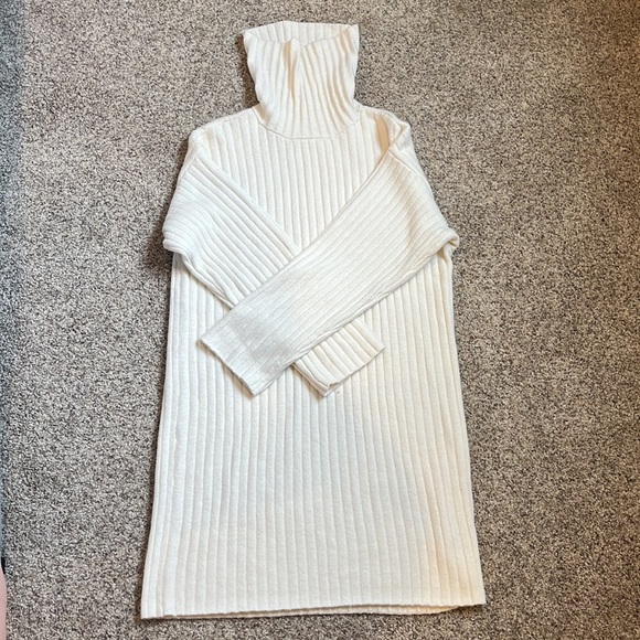 Abercrombie creamy off-white colored sweater dress - Picture 2 of 4